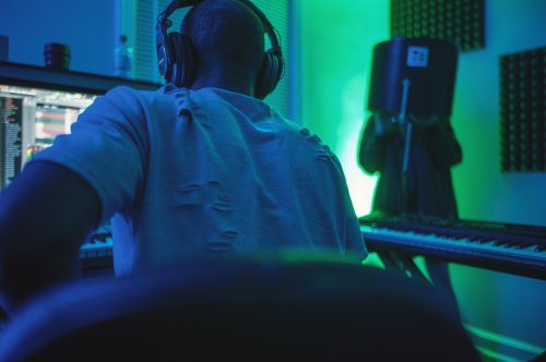 Mastering Video Magic: A Guide to Transitions and Overlays